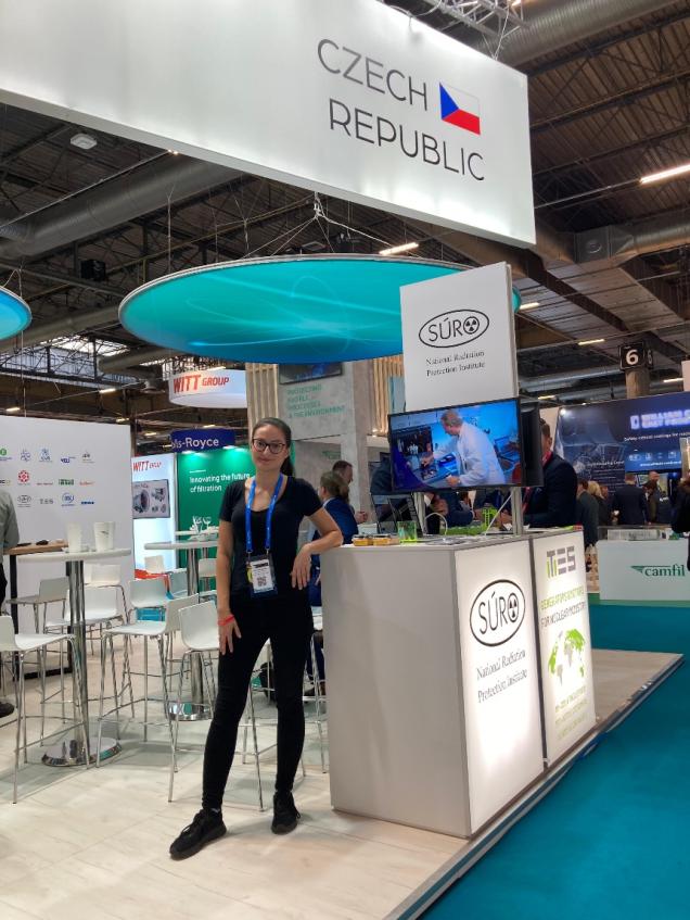 stnoviště s měřidly a obsluhou